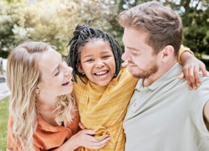 Familia abraçada e feliz, protegida
